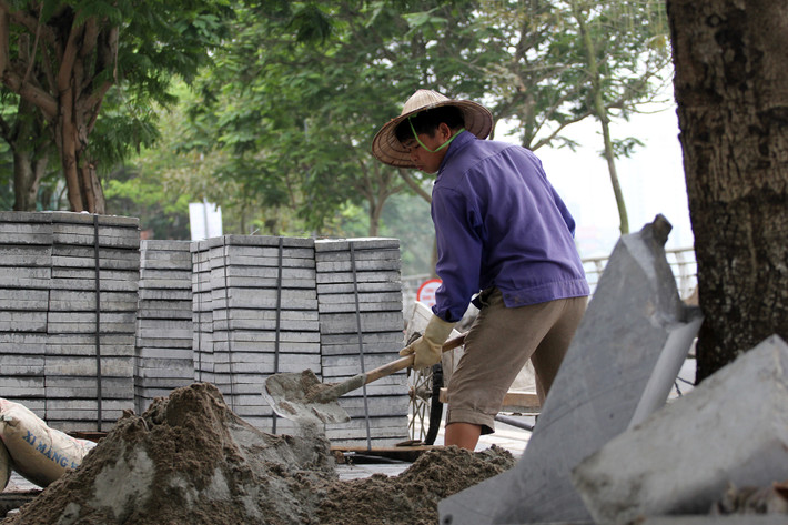 Công nhân nhanh tay làm việc.
