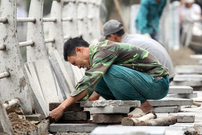 Những viên đá tự nhiên đang được công nhân khẩn trương ốp lát.