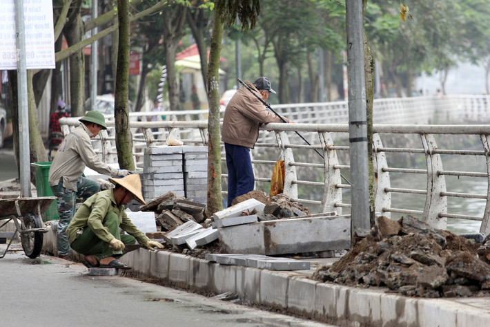 Việc lát lại vỉa hè trên đường Trích Sài được thực hiện bài bản, nghiêm chỉnh trước sự giám sát của quản lý công trường.