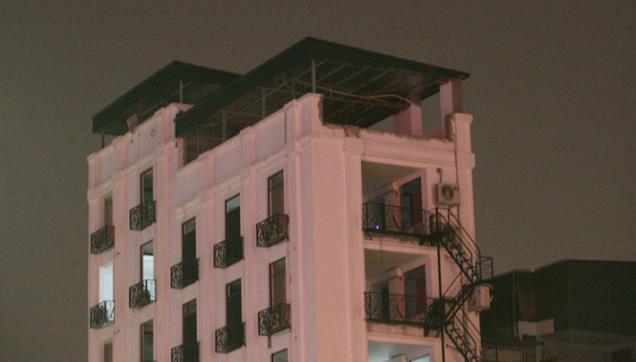 Công trình 283 Trần Khát Chân nổi bật bởi màu sơn trắng và chiều cao "khủng".