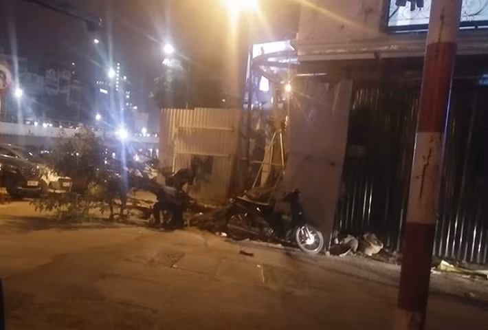 Một nhóm công nhân đang vận chuyển cây xanh vào trồng bên trong công trình.