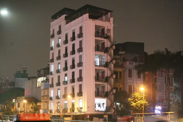 Ngày 17/4, theo quan sát của PV Kiến Thức, công trình này đang trong giai đoạn hoàn thiện, phần xây thô đã hoàn tất với quy mô 7 tầng 1 tum.