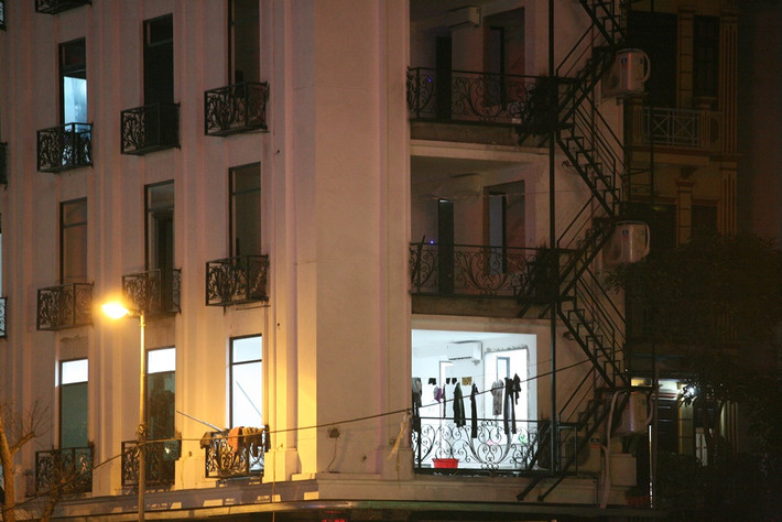 Vì nằm ngay mặt đường Trần Khát Chân nên ai đi qua cũng dễ dàng nghi vấn công trình xây vượt tầng.