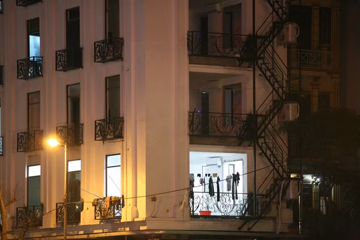 Vì nằm ngay mặt đường Trần Khát Chân nên ai đi qua cũng dễ dàng nghi vấn công trình xây vượt tầng.