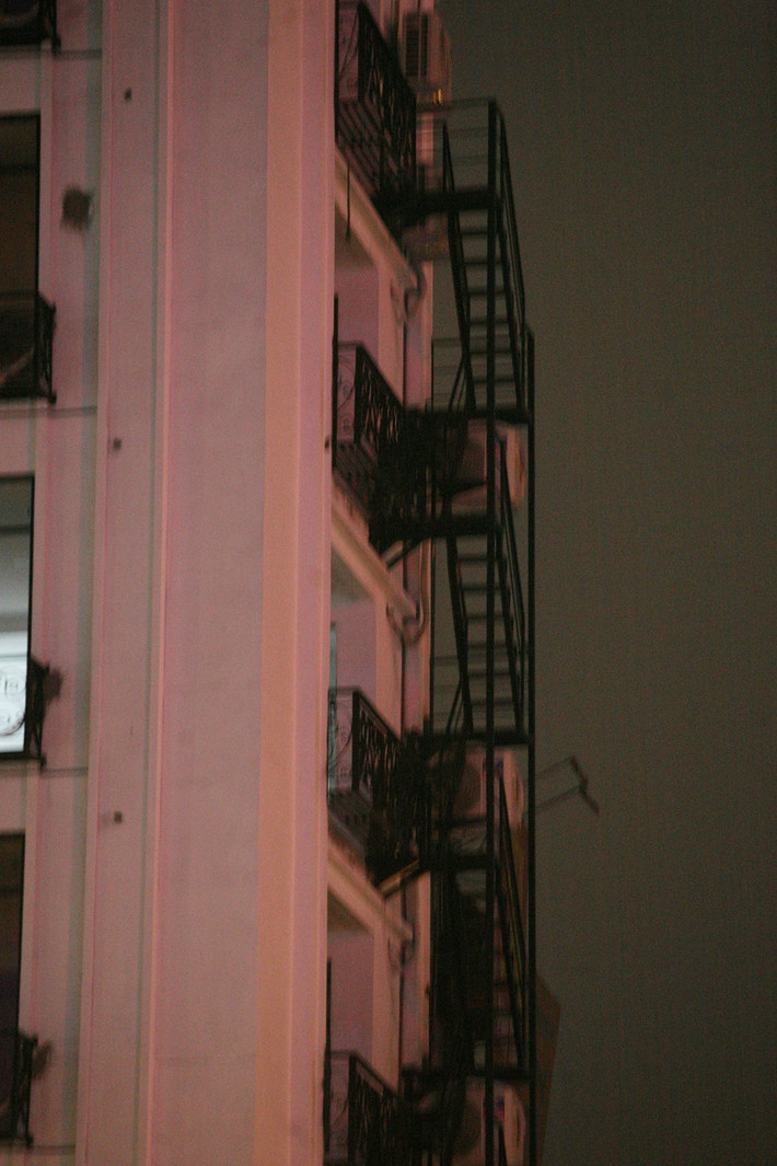 Các hạng mục như ban công, cầu thang ngoài của tòa nhà được thiết kế bằng thép đen.