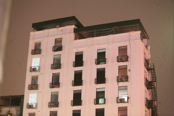 Thông tin với báo Thương hiệu &amp; Công luận, ông Lương Mạnh Hùng, cán bộ địa chính phường Thanh Nhàn cho biết: “Ngày 7/9/2018, khi phát hiện công trình xây dựng sai phép, UBND phường đã tiến hành lập biên bản đình chỉ thi công, đồng thời báo cáo lên UBND quận Hai Bà Trưng. Thời điểm đó, công trình xây dựng đã vượt 1,5 tầng so với giấy phép xây dựng được cấp”. Ngoài ra, ông Hùng cho biết, UBND quận Hai Bà Trưng đã ra văn bản xử phạt hành chính số tiền 37,5 triệu đồng, yêu cầu trong 60 ngày phải hoàn thiện việc cấp phép bổ sung.