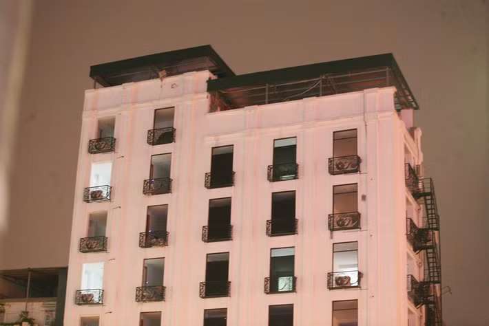 Thông tin với báo Thương hiệu &amp; Công luận, ông Lương Mạnh Hùng, cán bộ địa chính phường Thanh Nhàn cho biết: “Ngày 7/9/2018, khi phát hiện công trình xây dựng sai phép, UBND phường đã tiến hành lập biên bản đình chỉ thi công, đồng thời báo cáo lên UBND quận Hai Bà Trưng. Thời điểm đó, công trình xây dựng đã vượt 1,5 tầng so với giấy phép xây dựng được cấp”. Ngoài ra, ông Hùng cho biết, UBND quận Hai Bà Trưng đã ra văn bản xử phạt hành chính số tiền 37,5 triệu đồng, yêu cầu trong 60 ngày phải hoàn thiện việc cấp phép bổ sung.