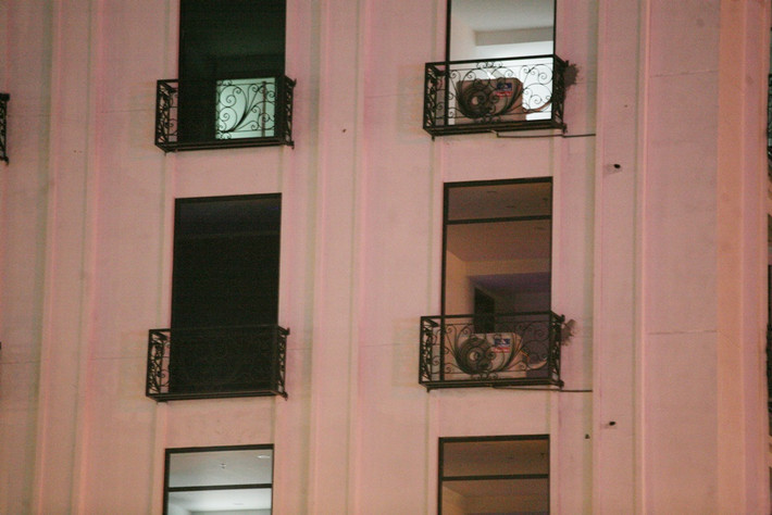 Phần thô bên ngoài gần như đã hoàn thiện, các thiết bị như điều hòa cũng đã được lắp đặt.