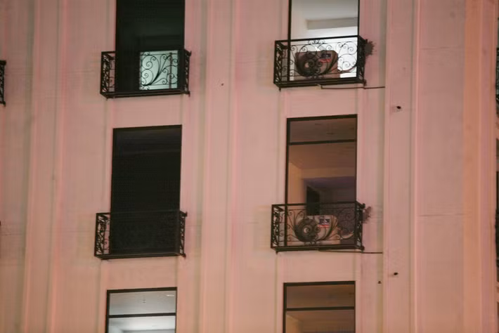 Phần thô bên ngoài gần như đã hoàn thiện, các thiết bị như điều hòa cũng đã được lắp đặt.