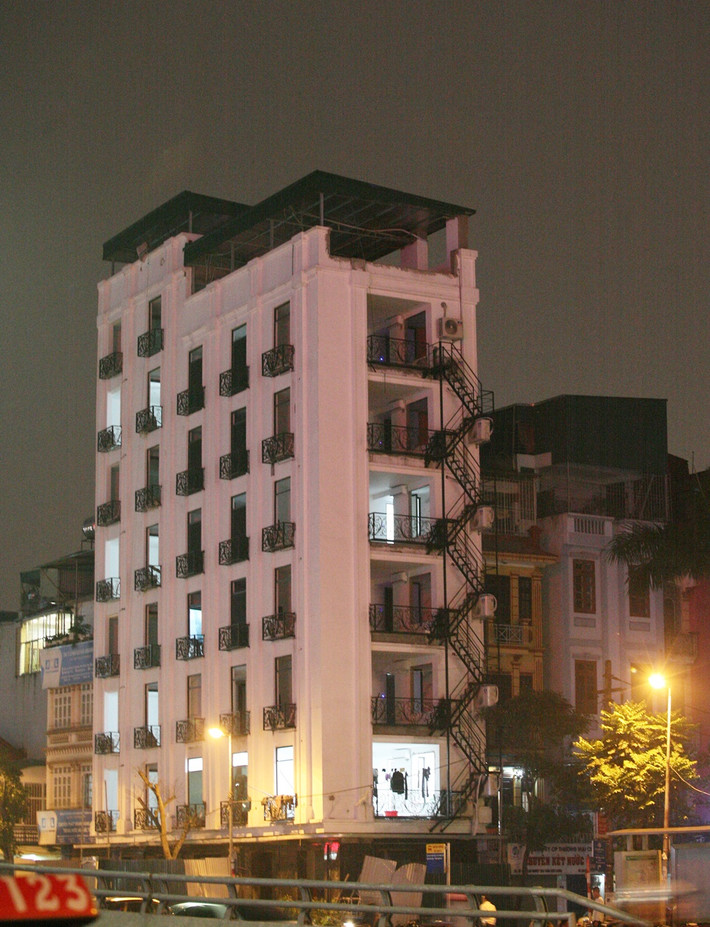 Ngoài ra, không ít người thắc mắc: Tại sao công trình không bị yêu cầu tháo dỡ phần sai phạm mà chỉ phải nộp phạt và hoàn thiện cấp phép bổ sung, trong khi theo quy định về nhà mặt phố ở Hà Nội, các công trình không được quá 6 tầng?