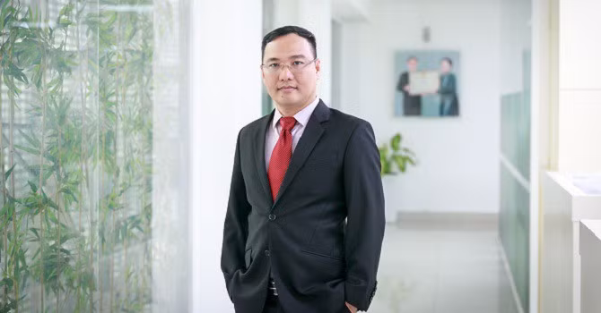 Năm 2008, em trai của bà Hồ Thị Kim Thoa là Hồ Quỳnh Hưng được điều động về làm Phó tổng giám đốc Điện Quang, quản lý Nhà máy Đồng An.