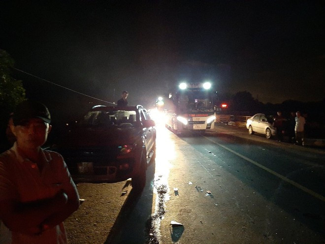 Do cú đâm quá mạnh, chiếc xe khách móp méo, nát cả đầu và phần hông xe. Tài xế chiếc xe khách chết ngay tại chỗ. Ảnh: TN.