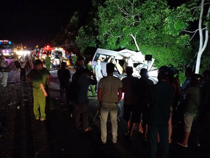 Theo Công an H.Hàm Tân, chiếc xe khách loại 16 chỗ biển số 86B- 010.87 do tài xế Lê Thanh Trúc (48 tuổi, trú Hàm Thắng, H.Hàm Thuận Bắc, Bình Thuận) chở 14 người lưu thông từ hướng TP.Phan Thiết đi TP.HCM. Ảnh: PLO.