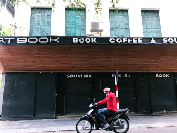 Hàng loạt cửa hàng kinh doanh dịch vụ không thiết yếu như cà phê, nhà hàng,... ở khu vực trung tâm Hà Nội đều đã đóng cửa.