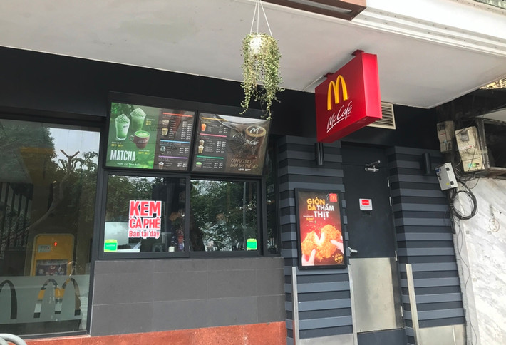 McDonald's bờ Hồ vẫn có nhân viên phục vụ.