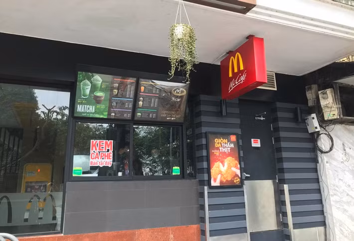 McDonald's bờ Hồ vẫn có nhân viên phục vụ.