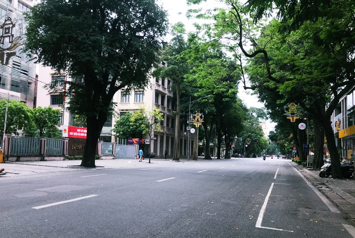 Chỉ đạo của Thủ tướng về việc không tụ tập đông người, đóng cửa các cơ sở kinh doanh không cần thiết để chống dịch Covid-19 được áp dụng từ 28/3 đến hết 15/4, nên không còn còn cảnh tượng xe cộ tấp nập, buôn bán nhộn nhịp trên các tuyến phố Hà Nội trong sáng nay (28/3).