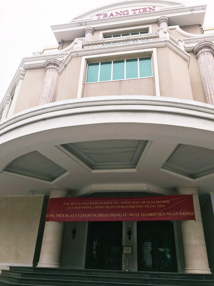 Tràng Tiền Plaza của đại gia Johnathan Hạnh Nguyễn treo băng rôn, thông báo: “Ủng hộ và chấp hành nghiêm túc thông báo 148 ngày 25/3/2020 của Ban chỉ đạo phòng chống dịch Covid-19 phường Tràng Tiền. Tràng Tiền Plaza tạm dừng hoạt động từ ngày 25/3/2020 đến ngày 5/4/2020”.