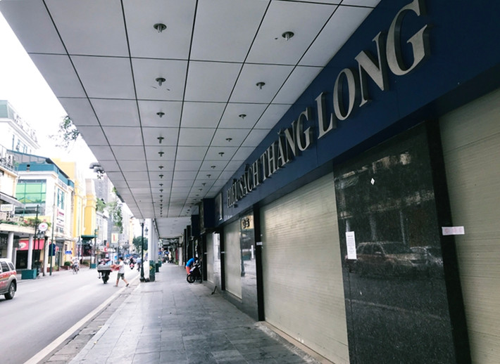 Nhiều người dân Thủ đô ý thức được việc không được tụ tập quá đông tại nơi công cộng, chỉ ra ngoài khi cần thiết để phòng chống dịch Covid-19 đang diễn biến phức tạp.