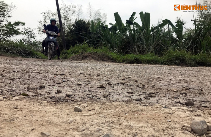 Người dân nơi đây đều ngán ngẩm khi di chuyển trên tuyến đường dân sinh này.