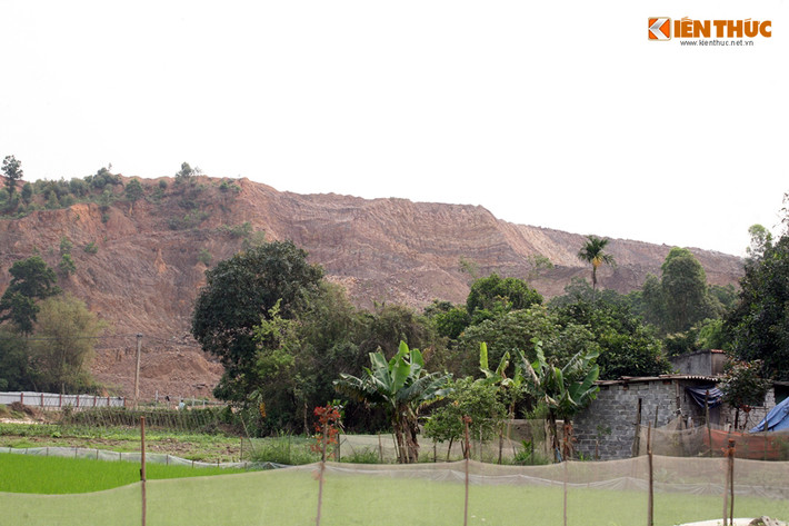 Khu vực mỏ khai thác của Công ty cổ phần xi măng Xuân Thành nằm sát với các nhà dân.