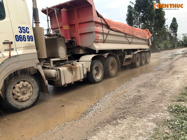 Đoàn xe tải chạy đến đâu, bụi, nước bẩn bắn tung tóe đến đấy.