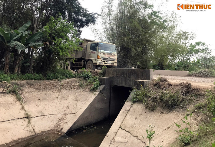 Tuyến đường ĐH13 dài khoảng 3km nối từ QL1A vào khu mỏ khai thác đang bị xe tải của Công ty cổ phần xi măng Xuân Thành "cày nát".