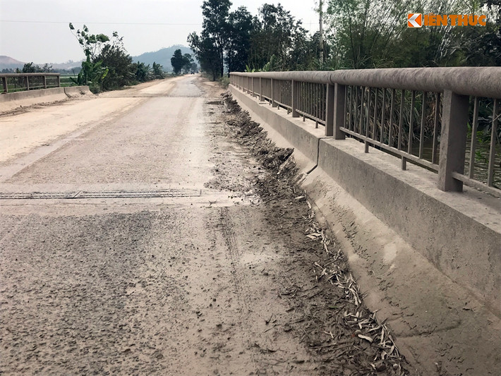 Bùn đất bám bẩn, nhếch nhác khắp tuyến đường.