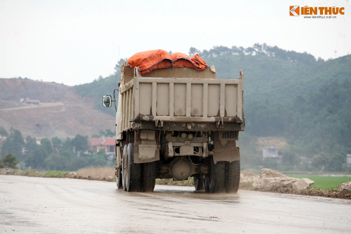 Những chiếc xe tải chở đá sét của xi măng Xuân Thành phủ đất bẩn như "trâu đằm".