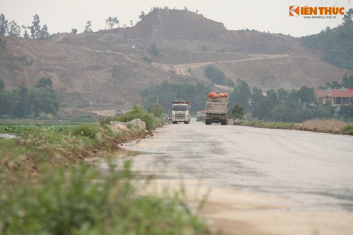 Hoạt động thác đá sét ở khu vực Khe Non 2 diễn ra rất rầm rộ.