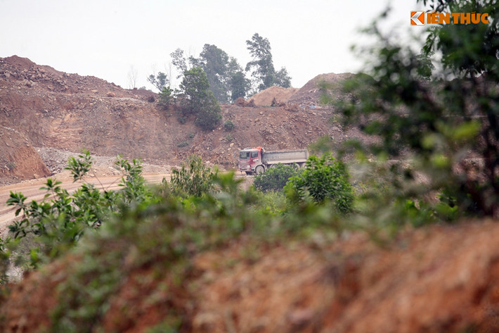 Đoàn xe ô tô của Xuân Thành nối đuôi nhau chạy rầm rầm từ phía mỏ đá sét kéo theo những “cơn bão” bụi.