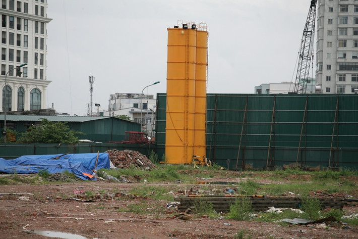 Nhưng thực tế ở thời điểm này mọi hoạt động xây dựng bên trong dự án The Lotus Center dính lùm xùm thi công chưa hoàn thiện các thủ tục pháp lý vẫn chỉ là bãi đất trống.