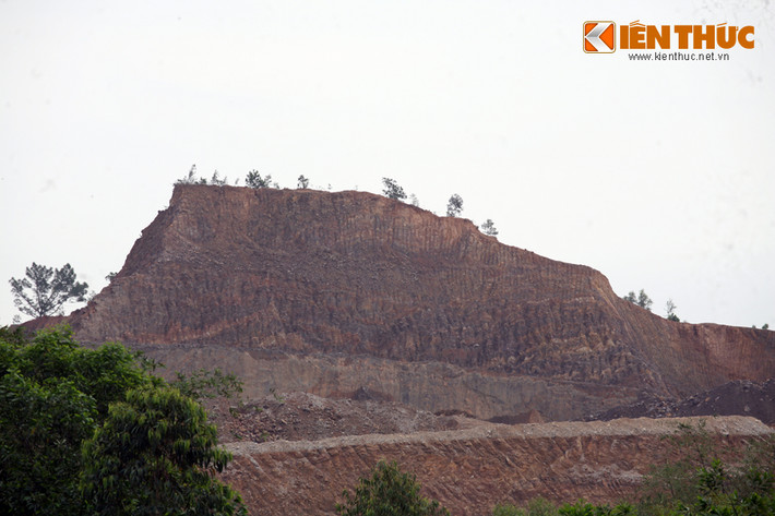 Khu đồi xanh rộng lớn dần dần bị xi măng Xuân Thành “cạo trọc” nham nhở.