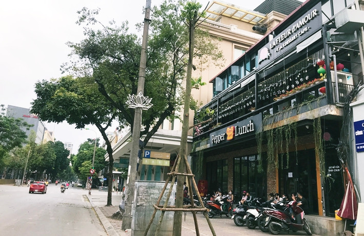 Nhiều người vẫn tụ tập ở Pepper Lunch số 22B Hai Bà Trưng, Hà Nội, ngay cạnh Tràng Tiền Plaza trong sáng 28/3.