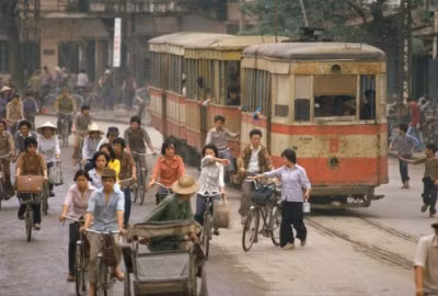 Tàu điện là hình ảnh đặc trưng của Hà Nội thời bao cấp, mặc dù nó đã chạy ở Hà Nội từ đầu thế kỷ 20