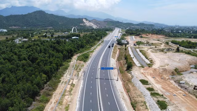 Cao tốc Hòa Liên - Túy Loan đẹp như một dải lụa trước ngày thông xe. Ảnh: TẤN VIỆT