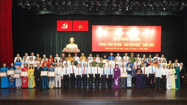 Phó Bí thư Thành ủy TPHCM Văn Thị Bạch Tuyết tuyên dương các điển hình &quot;Dân vận khéo&quot; năm 2025. Ảnh: HOÀNG HÙNG