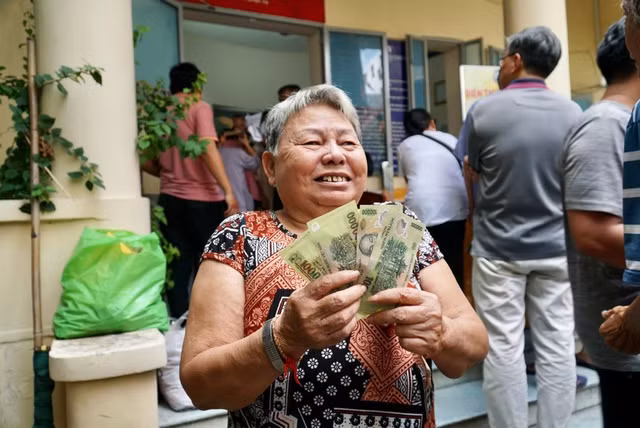 Bà Nguyễn Thị Hồng thay mặt gia đình nhận 400.000 đồng. Ảnh: BP