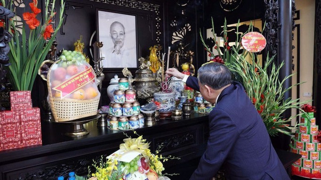 Tổng Bí thư dâng hương tại khu di tích. Ảnh: TTXVN
