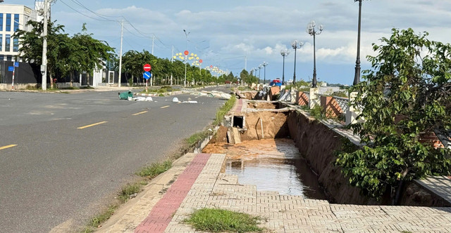 Một đoạn mái taluy dài 58 m cùng vỉa hè dài 34 m của bờ kè Thường Thới Tiền tiếp tục bị sạt lở vào chiều ngày 16/10. sat-lo-ke-thuong-toi-tien-1-1760664744387922360217.jpg