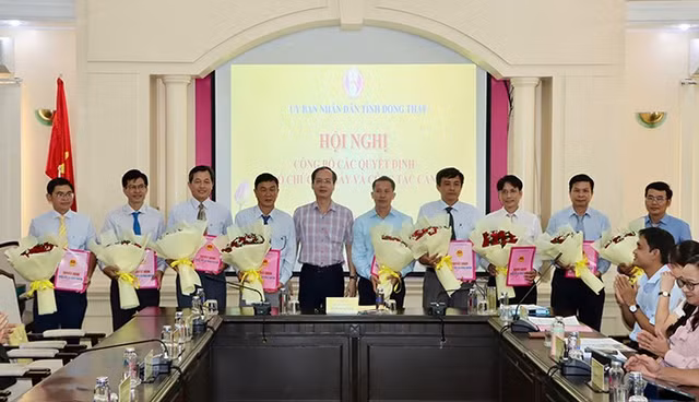 Chủ tịch Uỷ ban nhân dân tỉnh Trần Trí Quang trao các quyết định về tổ chức bộ máy và công tác cán bộ. Nguồn: Cổng thông tin điện tử Đồng Tháp