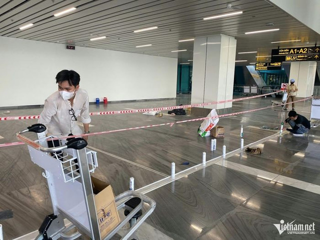 Các công nhân tiến hành bơm keo silicon để che khe hở. Ảnh: Tuấn Kiệt Các công nhân tiến hành bơm keo silicon để che khe hở. Ảnh: Tuấn Kiệt