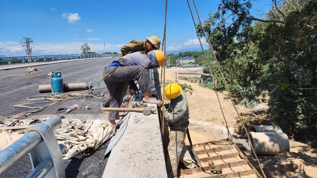 Trên cao tốc Vạn Ninh - Cam Lộ, các công nhân, kỹ sư cũng đang miệt mài ngày đêm, quyết đưa dự án về đích đúng tiến độ. Ảnh: NGUYỄN DO