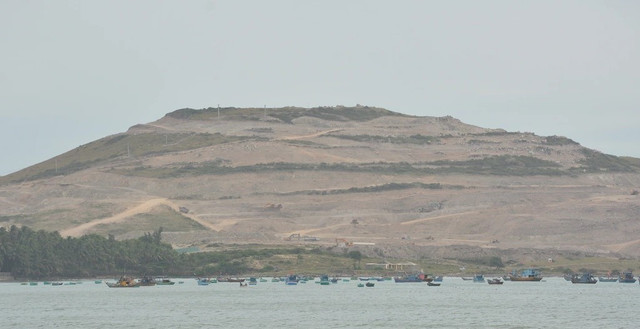 Vào thời điểm năm 2021 tuy chưa được phê duyệt báo cáo đánh giá tác động môi trường nhưng chủ đầu tư đã san ủi đồi Hòn Rơm Vào thời điểm năm 2021 tuy chưa được phê duyệt báo cáo đánh giá tác động môi trường nhưng chủ đầu tư đã san ủi đồi Hòn Rơm