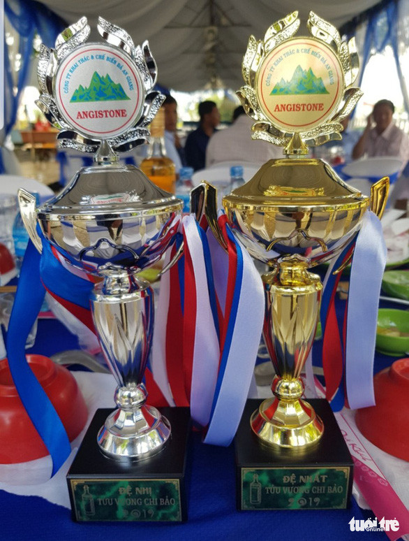 Doanh nghiệp nhà nước ở An Giang tổ chức thi uống rượu giỏi, trao cúp và tiền thưởng - Hình 3 Doanh nghiep nha nuoc o An Giang to chuc thi uong ruou gioi, trao cup va tien thuong-Hinh-3