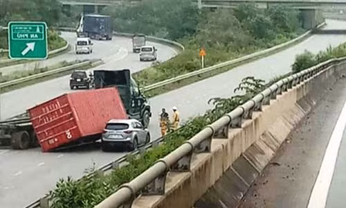 Kinh hoang thung container 40 feet de oto tren cao toc Long Thanh - Dau Giay