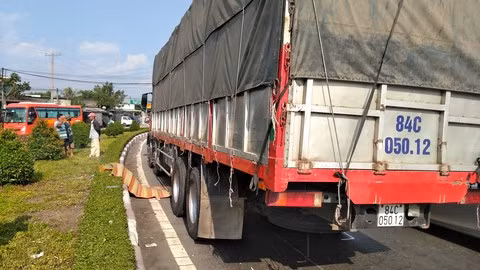 Va cham voi xe tai tren duong cao toc, nu tai xe xe may tu vong tai cho