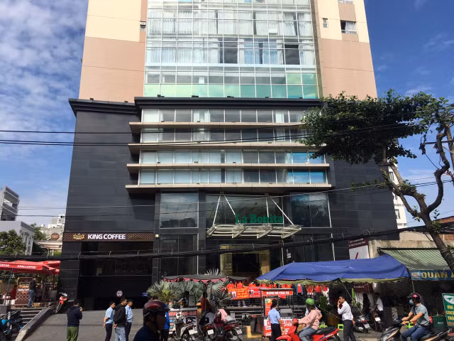 Khach hang tiep tuc bao vay, to cao dai gia xay chua tren noc chung cu