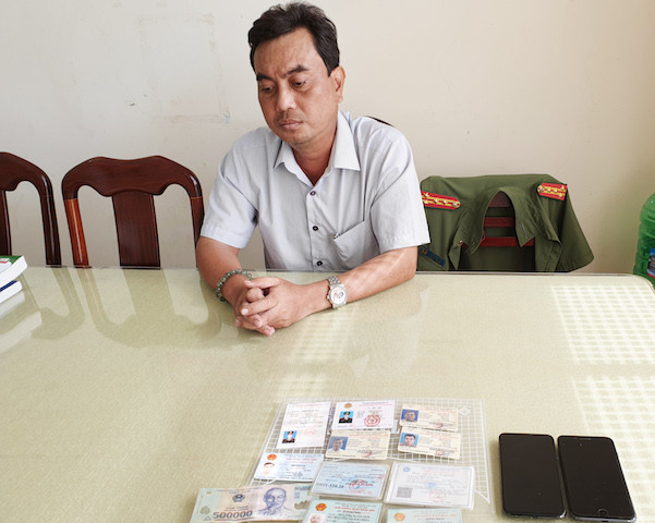 Giả danh phó Cục trưởng của Bộ Công an vào trụ sở công an huyện 'chém gió' - Hình 3 Gia danh pho Cuc truong cua Bo Cong an vao tru so cong an huyen 'chem gio'-Hinh-3