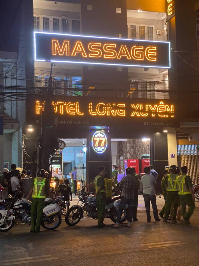 Nữ tiếp viên massage đâm chết khách xù tiền 'bo' trong đêm Noel Nu tiep vien massage dam chet khach xu tien 'bo' trong dem Noel